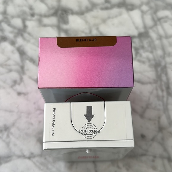 Beautyblender Bounce Liquid Whip Long Wear Foundation in shade 4.40 - Picture 3 of 4